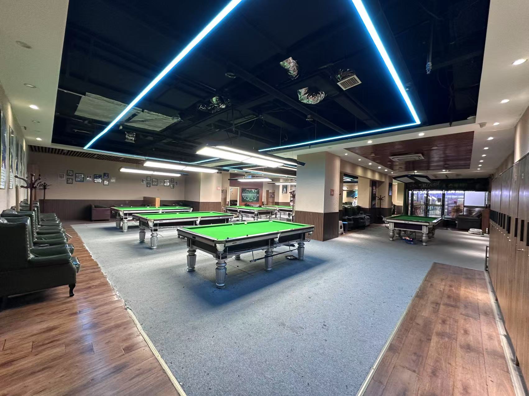 华夏世贸东门二楼390平台球