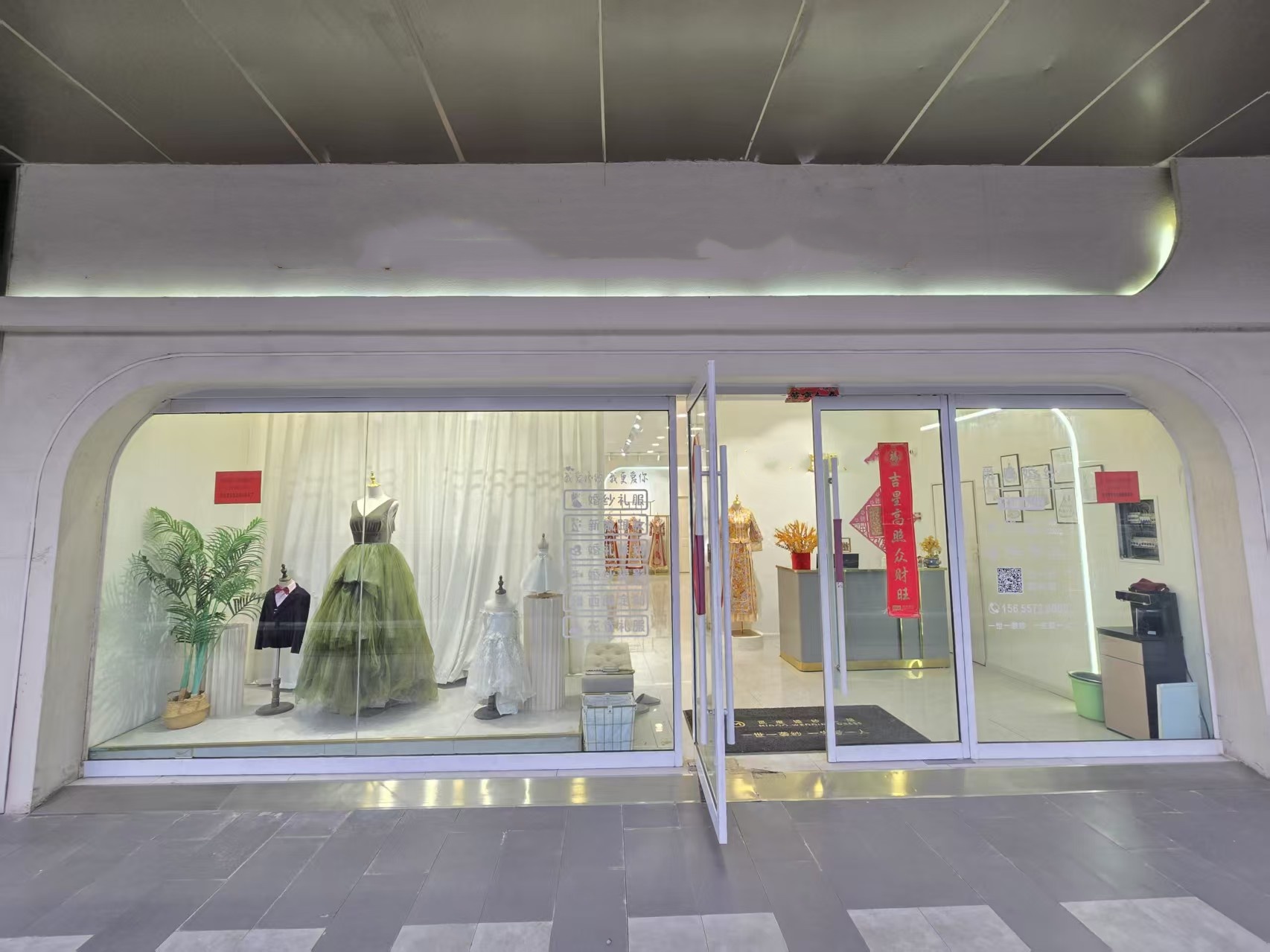 吾悦广场南门二楼198平婚纱店