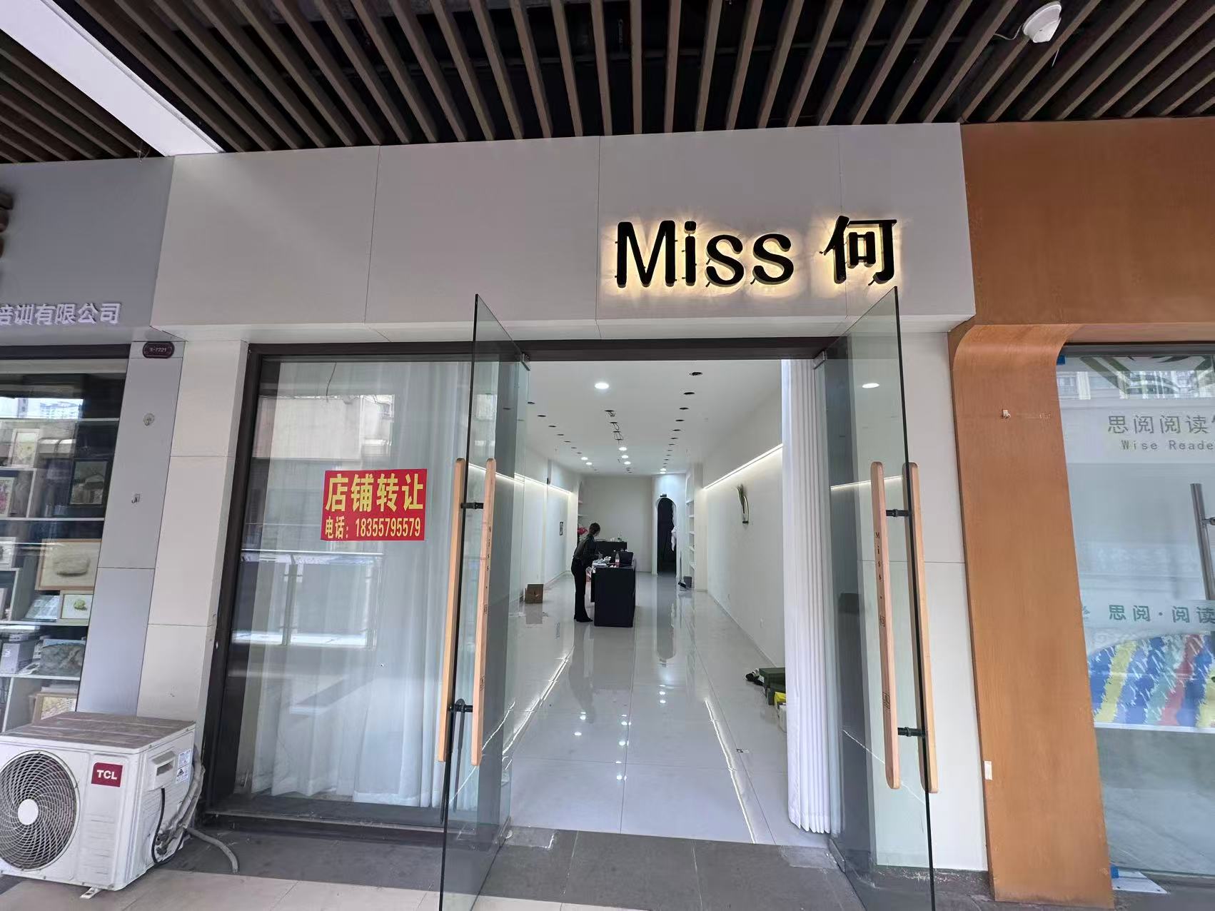 万达彩虹街二楼110平女装店