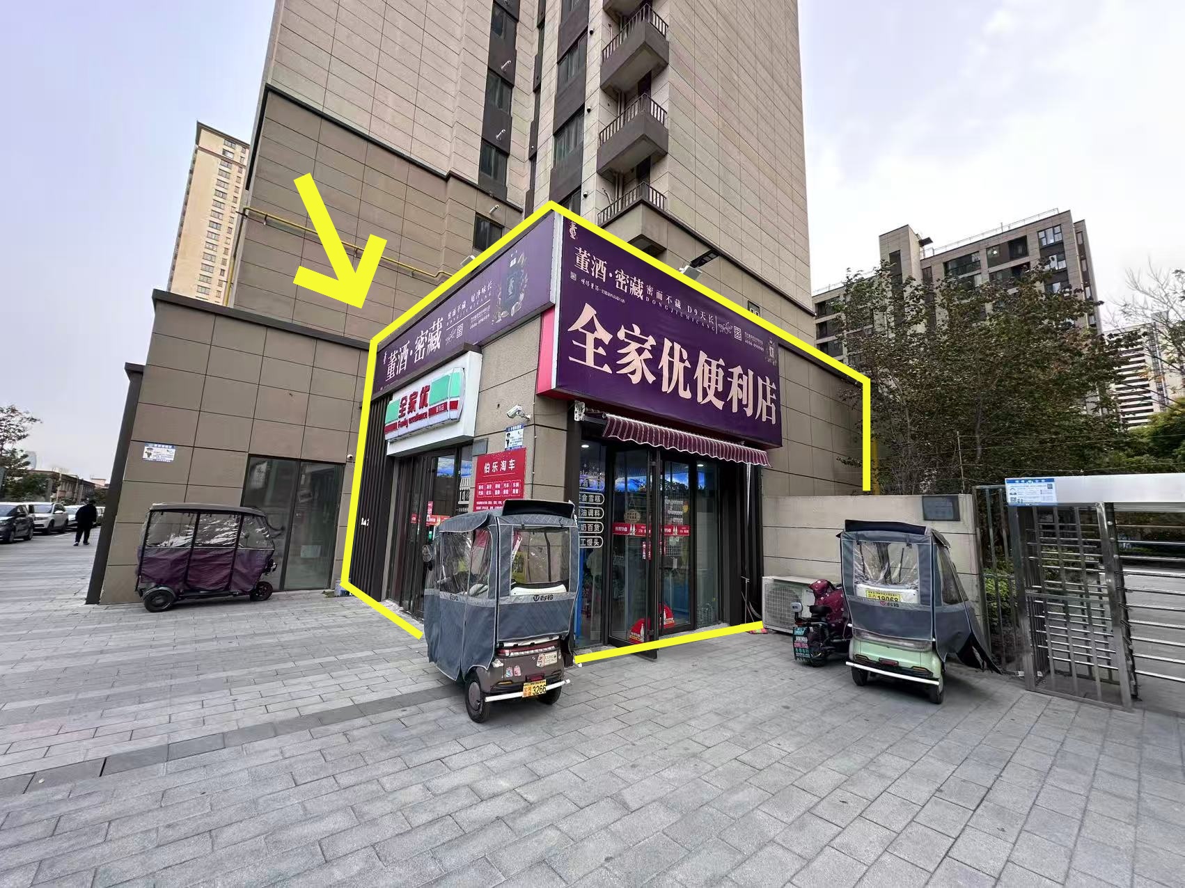 富力城北门50平便利店