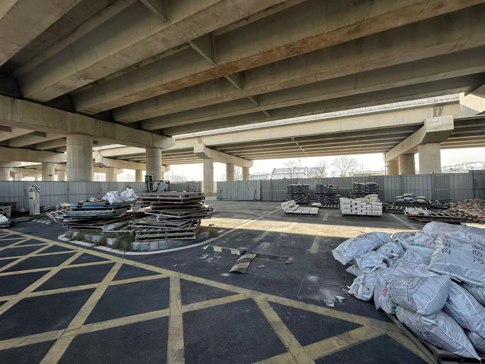 北二环高架桥下600平方场地