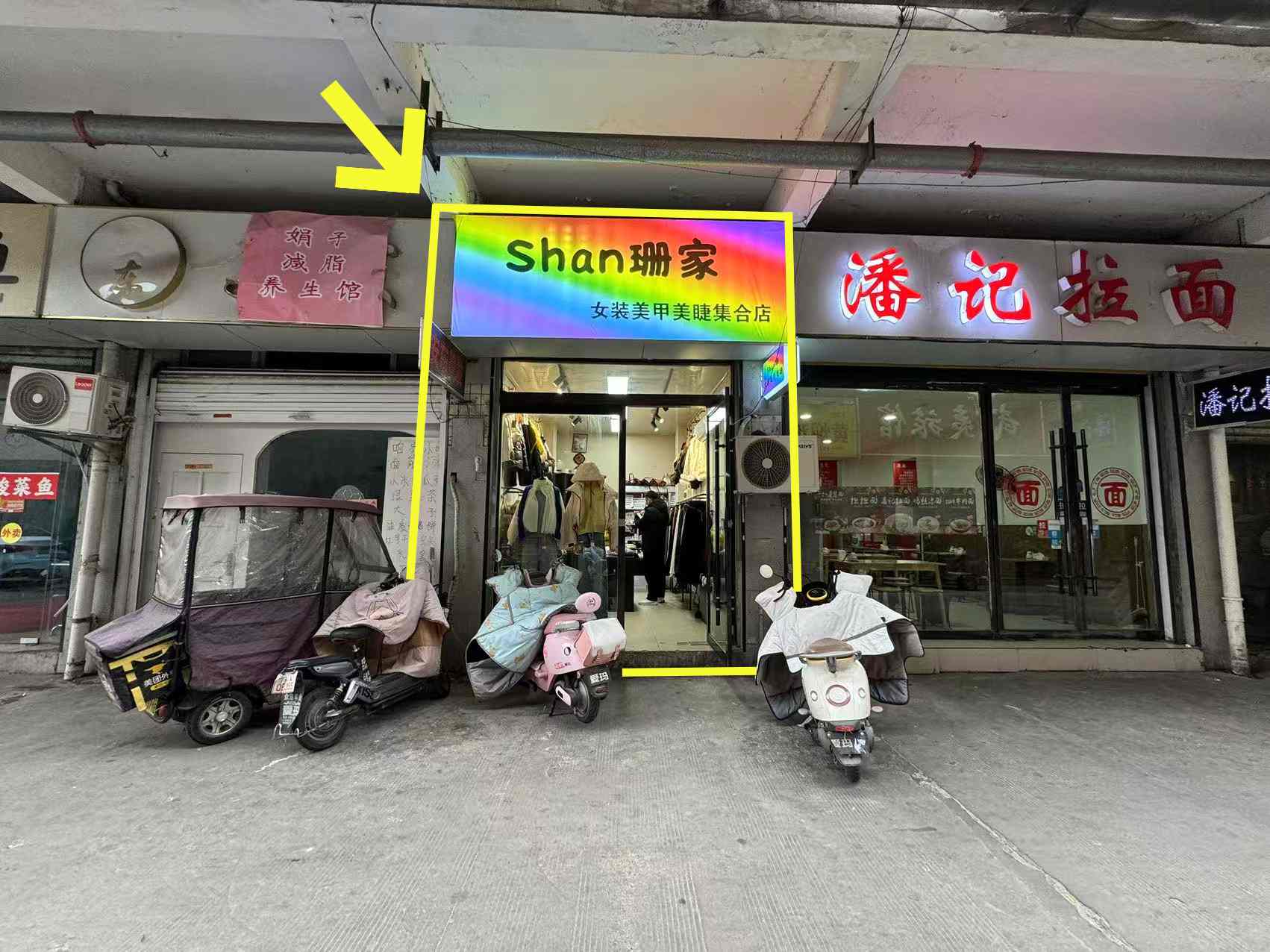 武夷商城南门20平服装店