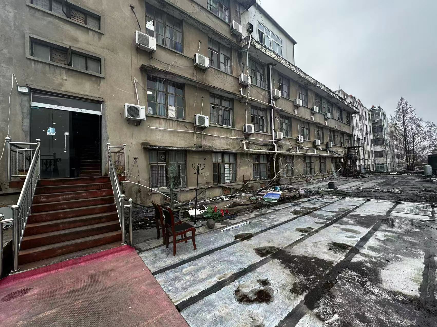 事故组对面院内300平出租