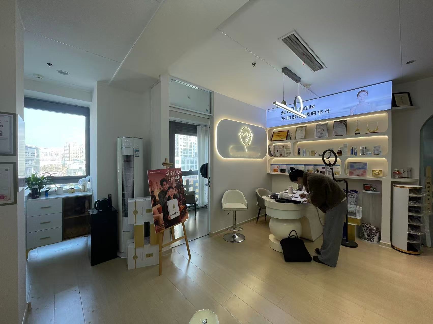 苏宁大厦7楼160平美容店